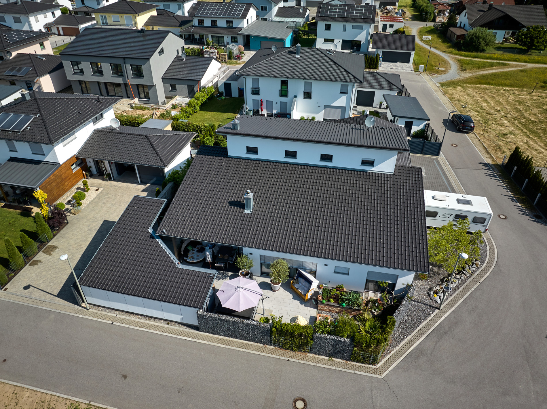 Modernes Einfamilienhaus mit Einliegerwohnung in Parkstetten - Luftansicht