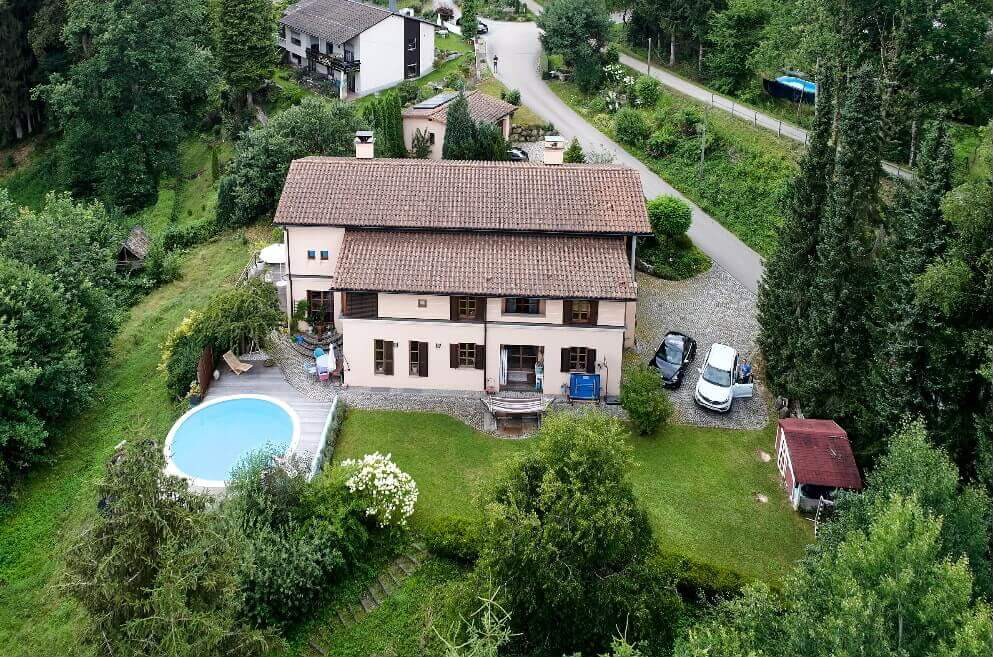 Haus mit Garten und Pool, Luftansicht